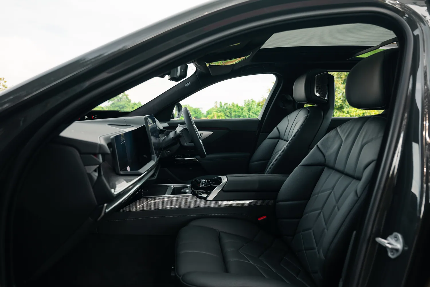 ห้องโดยสารตอนหน้า BMW i7