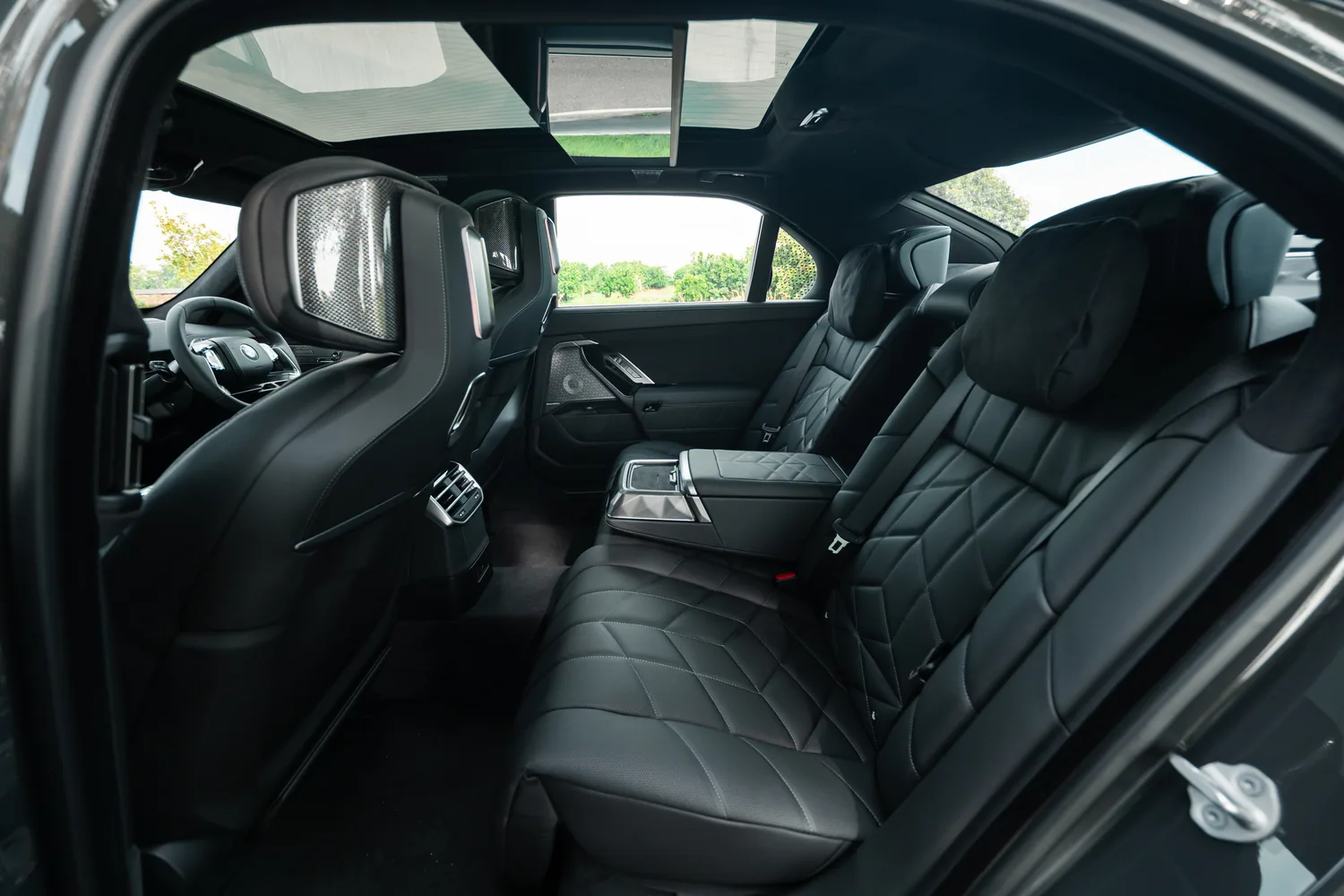 ห้องโดยสารตอนหลัง BMW i7