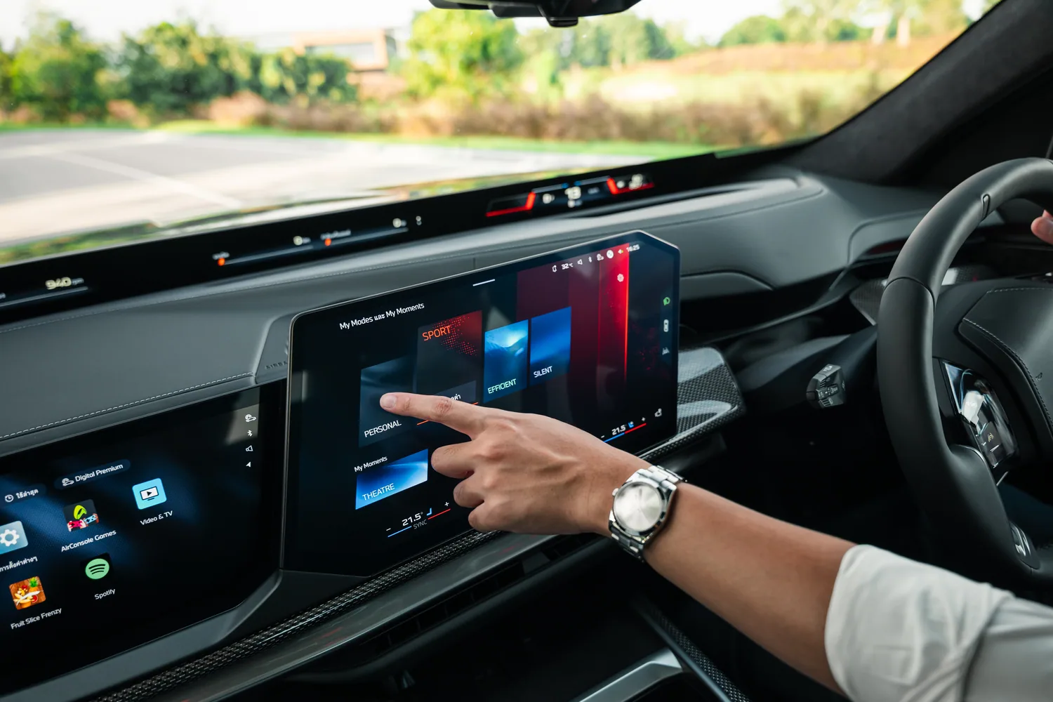 หน้าจอกลางสัมผัสและแถบ BMW Panoramic Vision