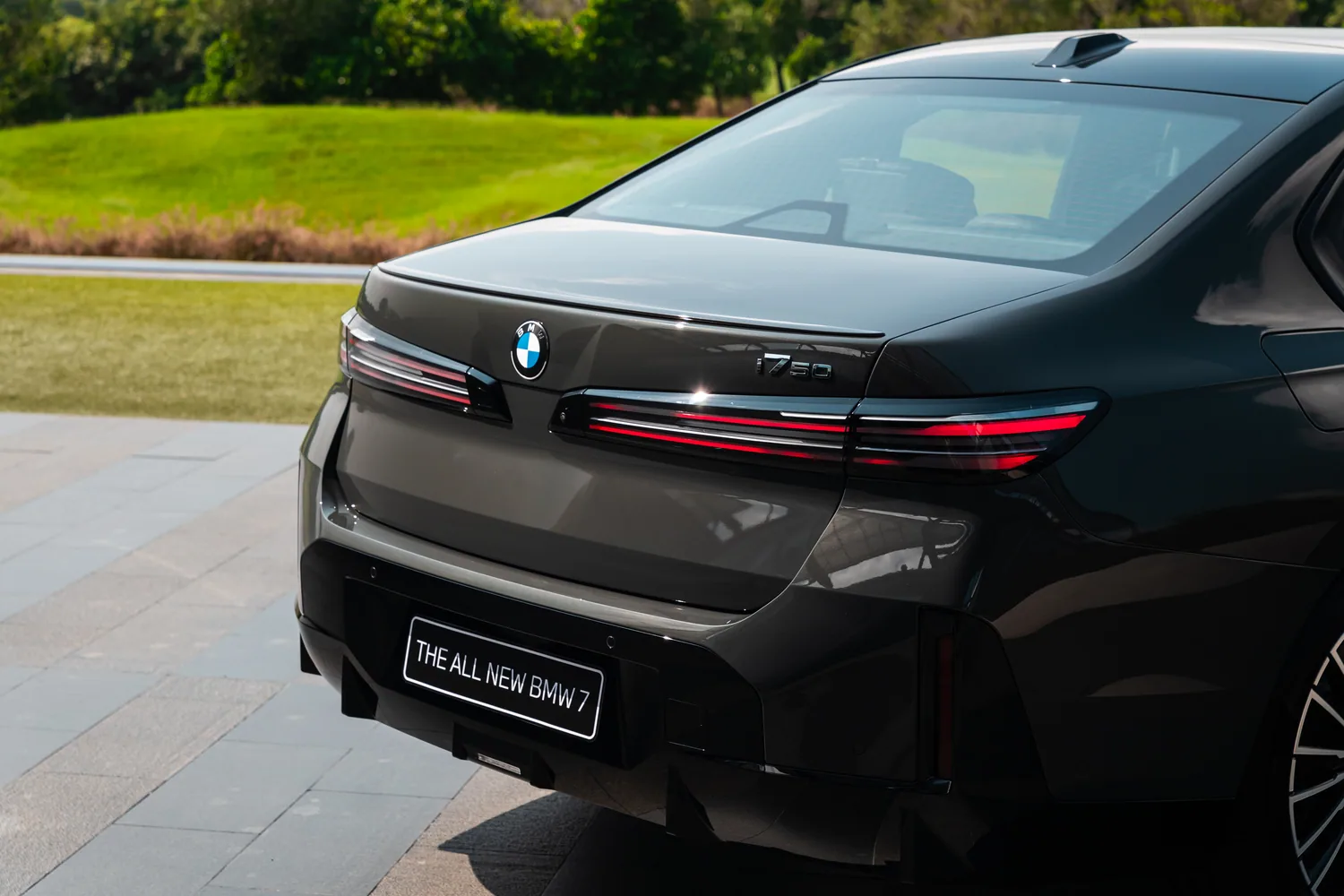 ไฟท้ายและฝากระโปรงท้าย BMW i7