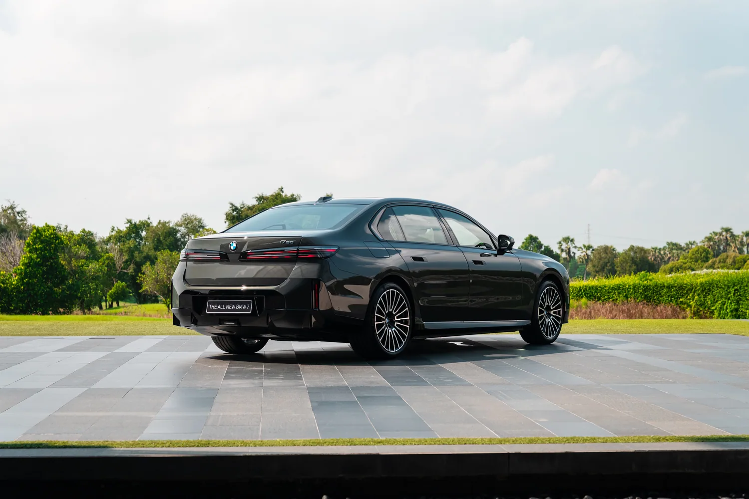 มุมมองท้ายรถ BMW i7 สีเข้ม