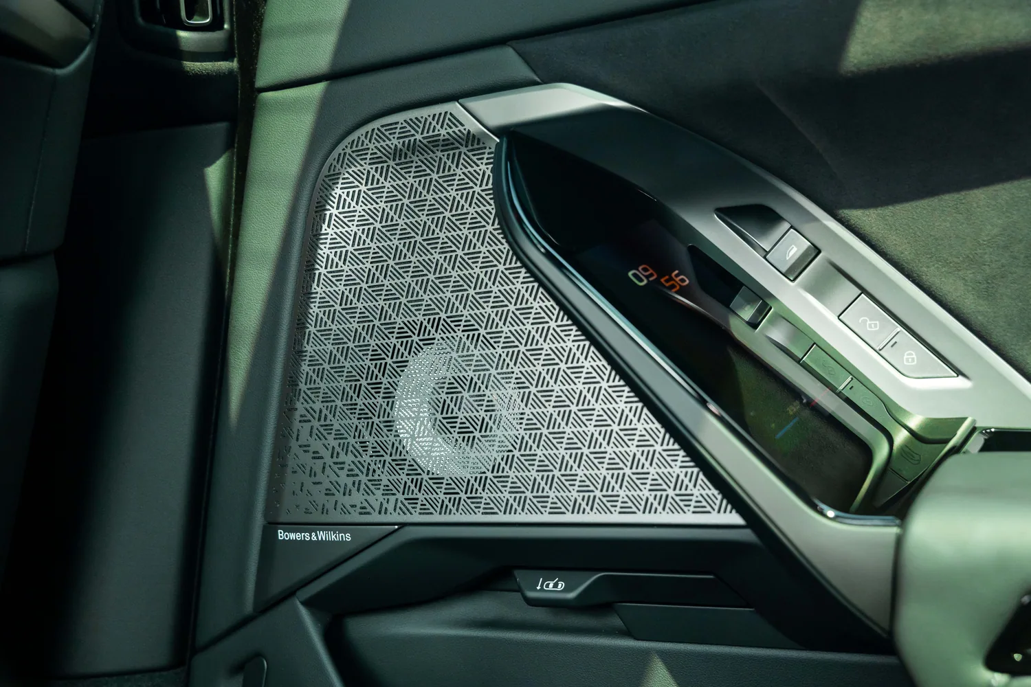 หน้าจอควบคุมที่แผงประตูหลัง BMW i7