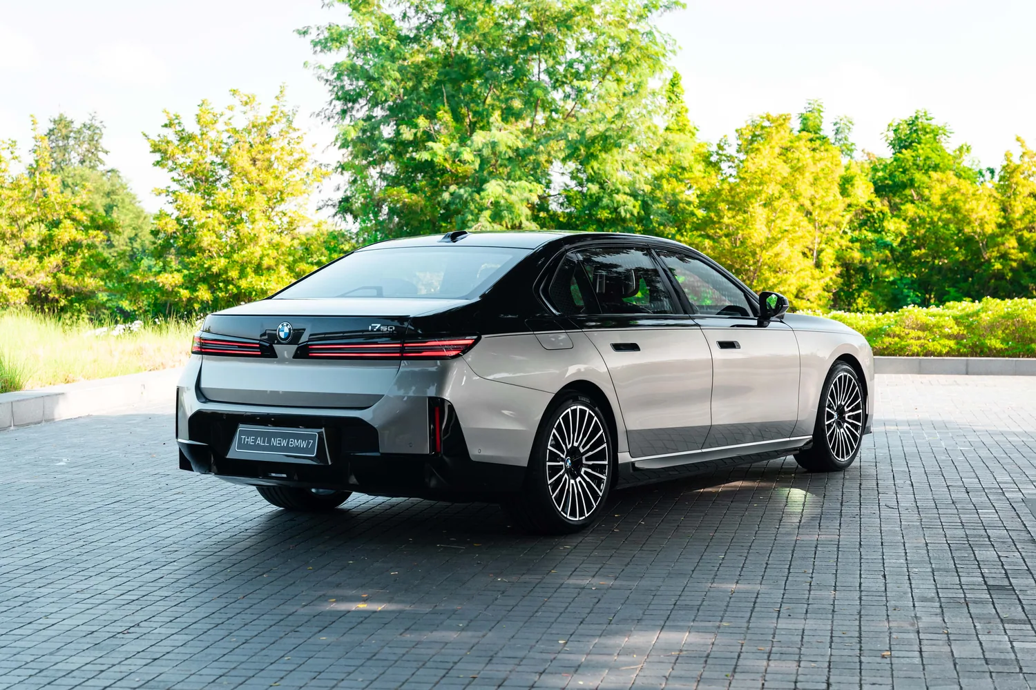 ด้านท้ายรถ BMW i7 สีทูโทน