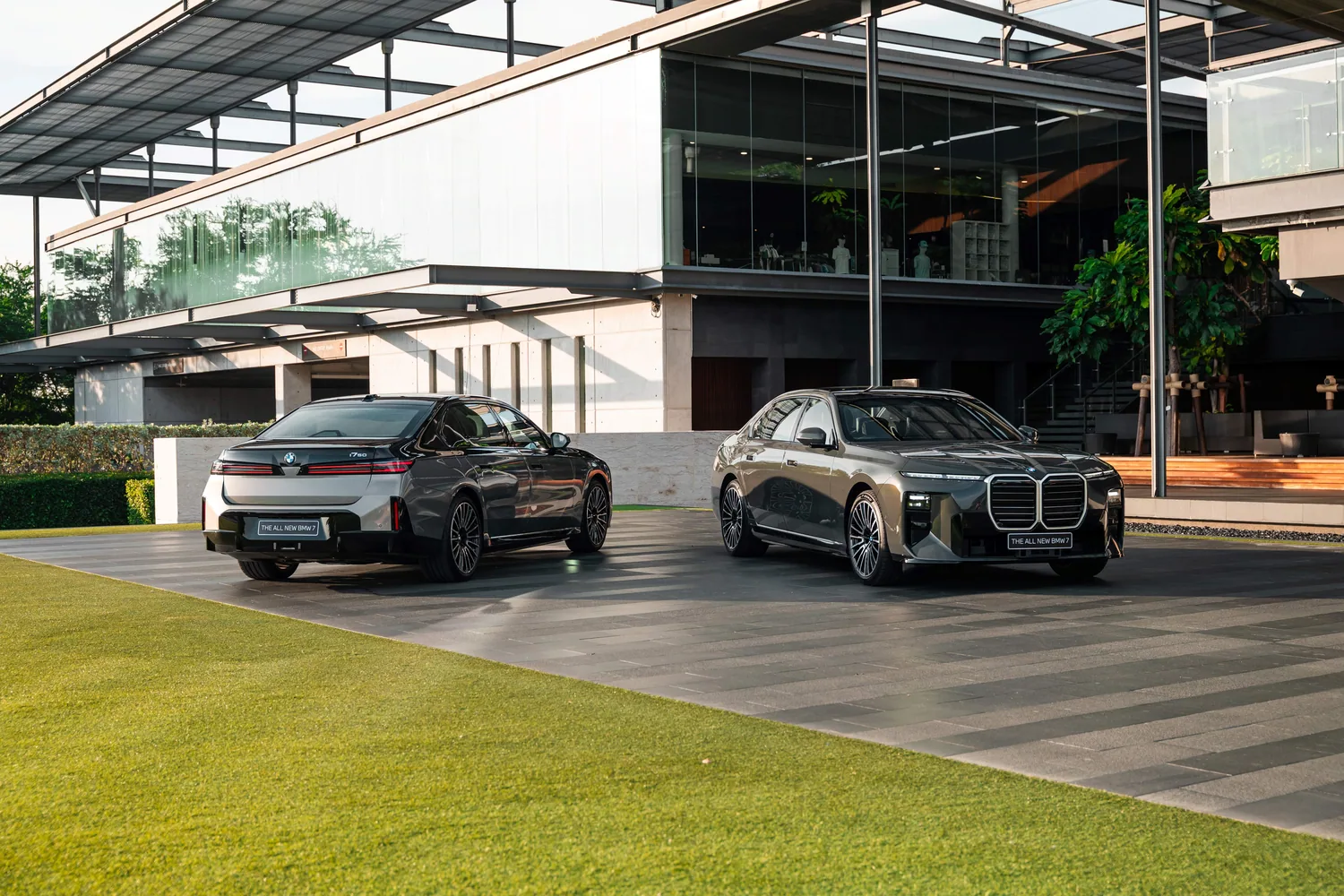 BMW Series 7 และ i7 ใหม่ จอดเคียงกัน