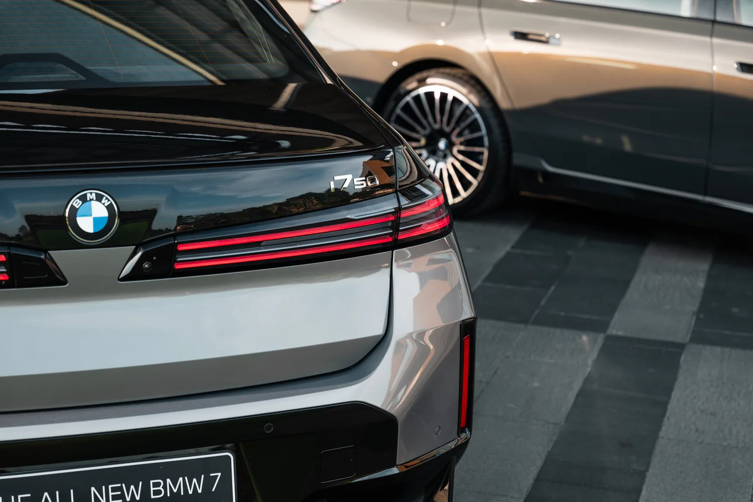 ตราสัญลักษณ์ท้ายรถ BMW i7 50 xDrive