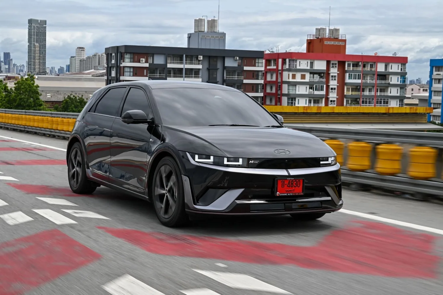 The new 2026 IONIQ 5 N Line ขณะขับขี่บนถนน