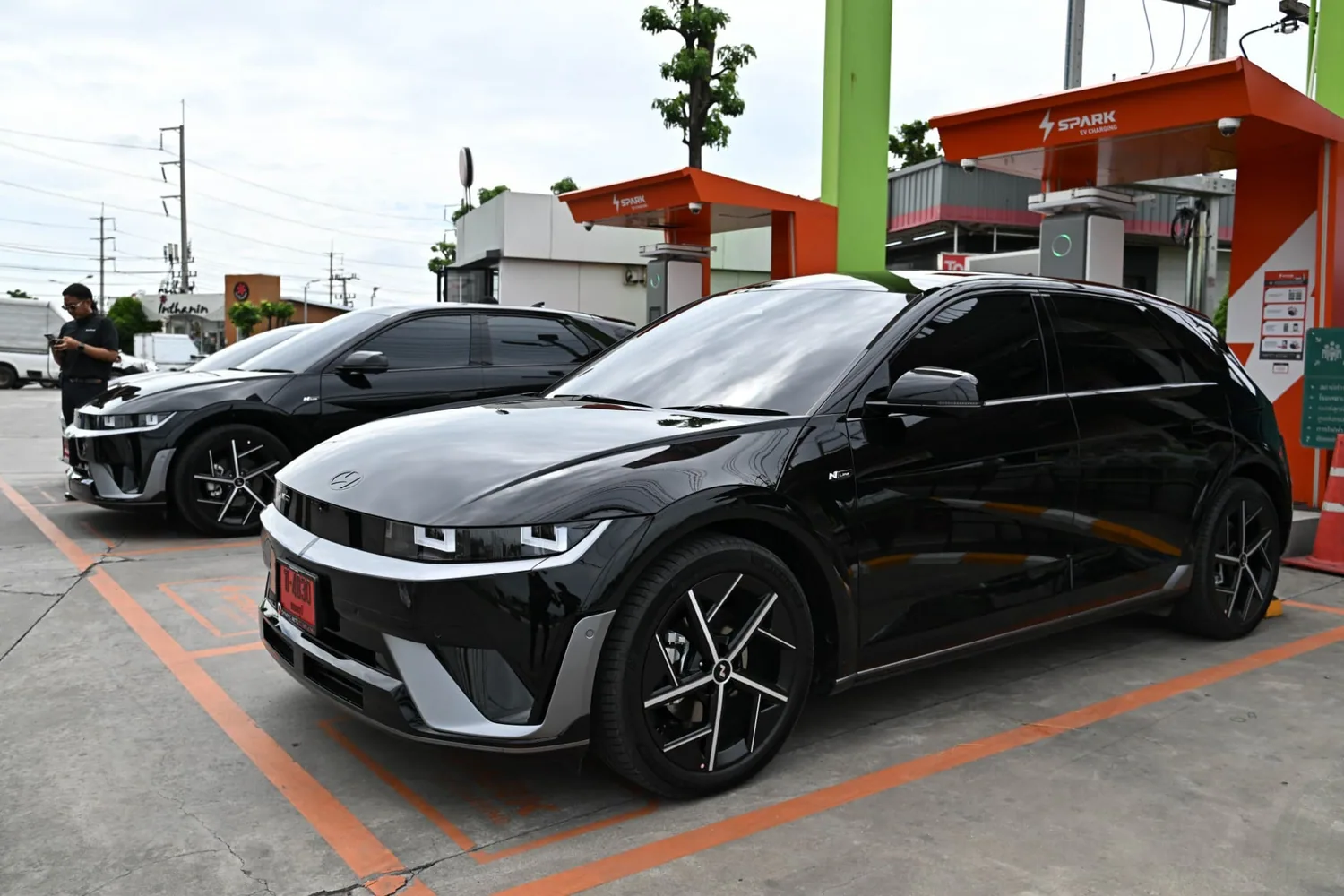 The new 2026 IONIQ 5 N Line จอดที่สถานีชาร์จ
