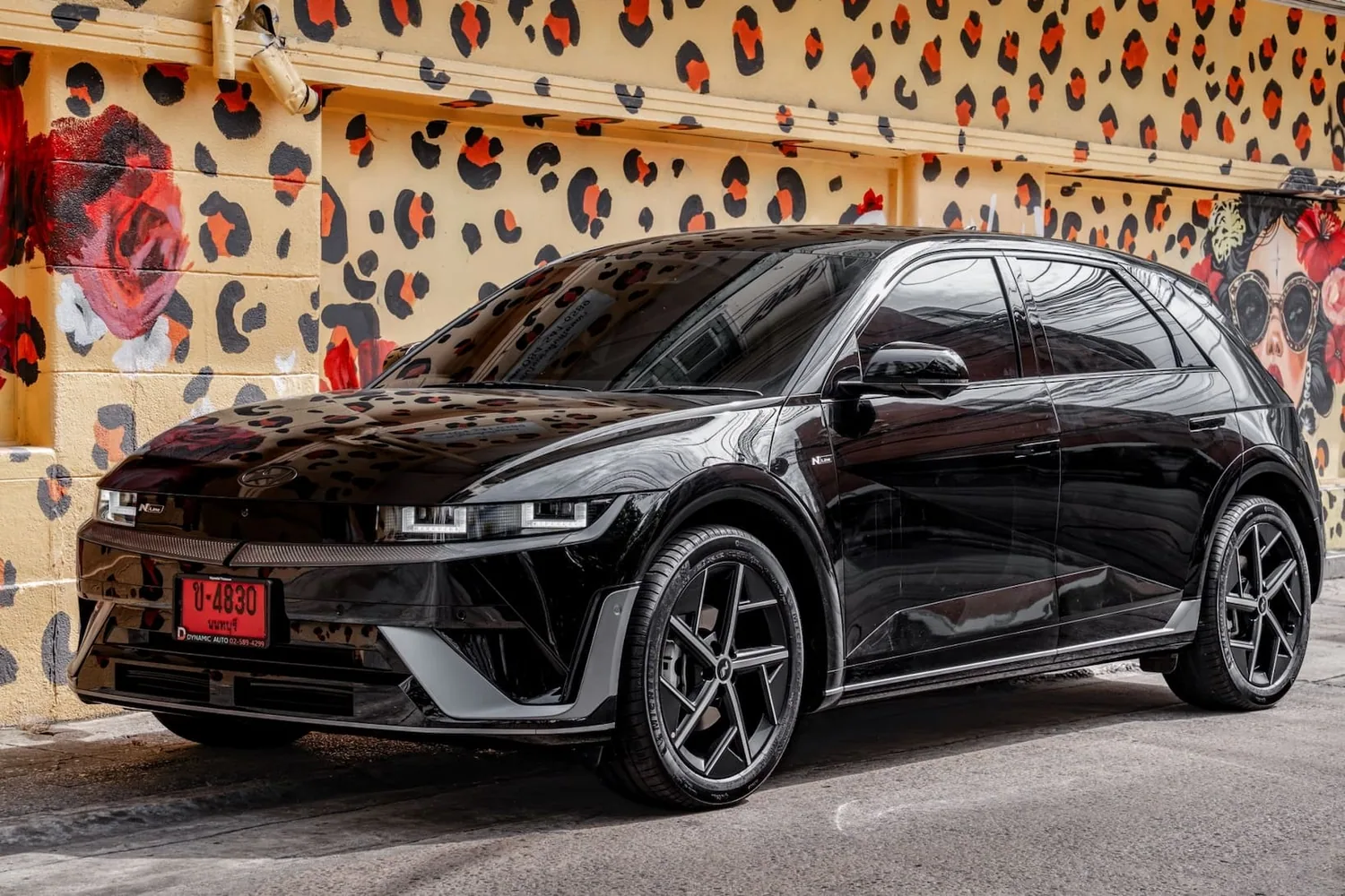 ภายนอกมุมเฉียงหน้า The new 2026 IONIQ 5 N Line สีดำ