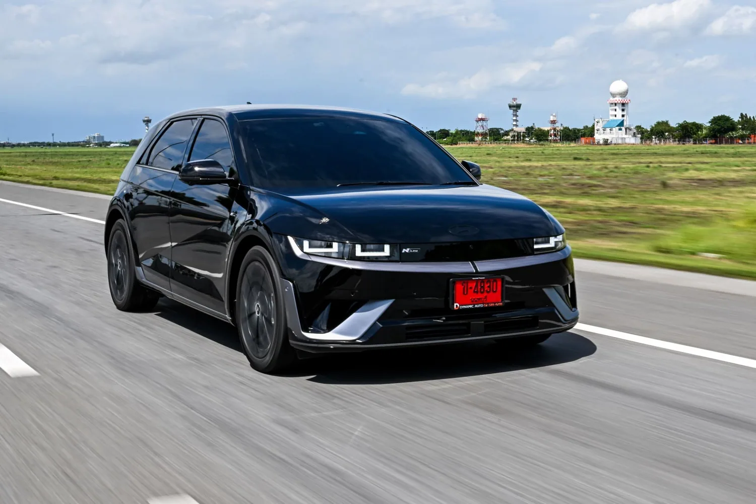 IONIQ 5 N Line กำลังขับขี่บนถนน