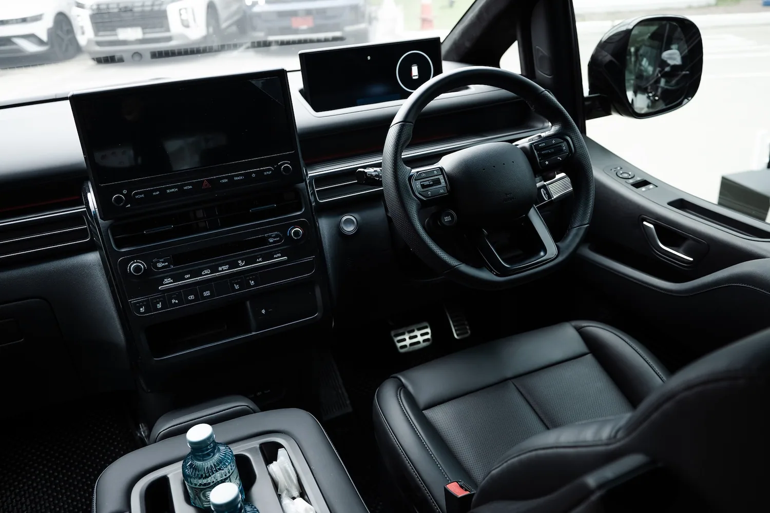 คอนโซลหน้า The new STARIA Hybrid