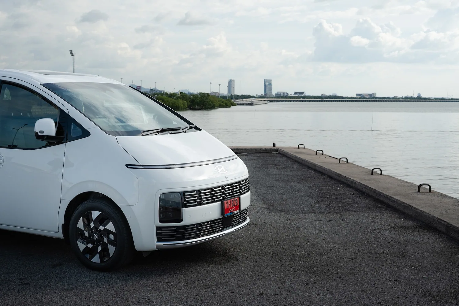 ด้านหน้า The new STARIA Hybrid