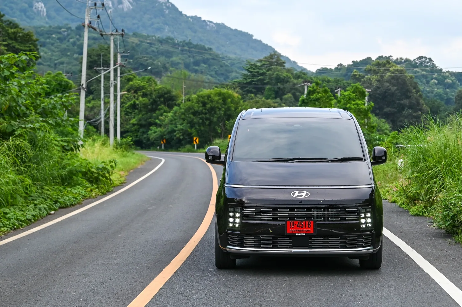 The new STARIA Hybrid ด้านหน้า