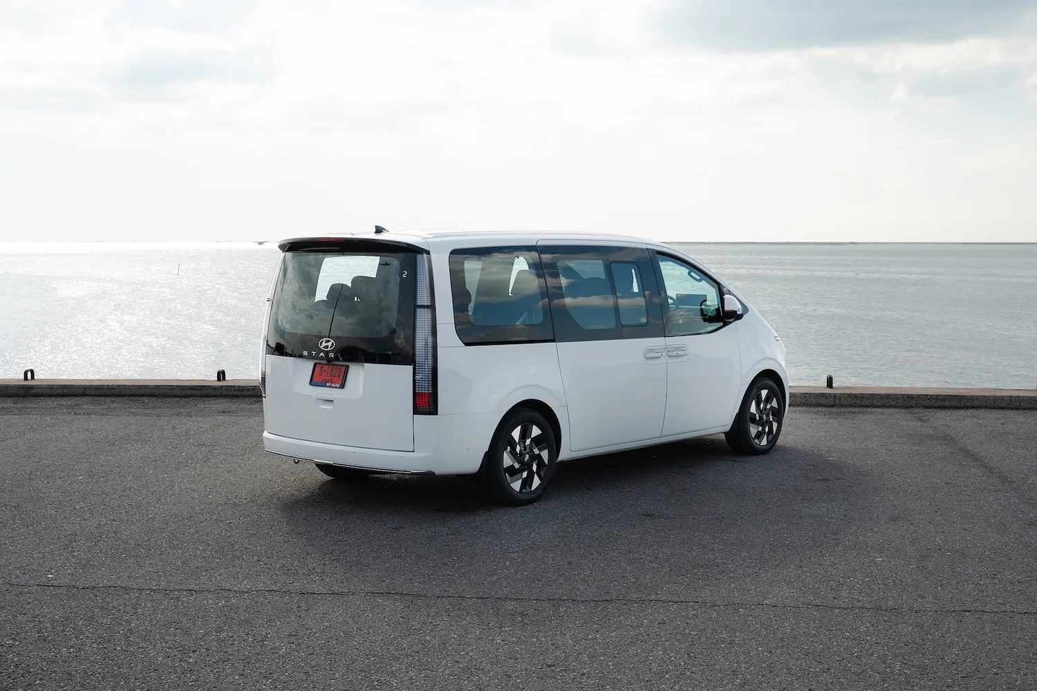 ด้านท้าย The new STARIA Hybrid