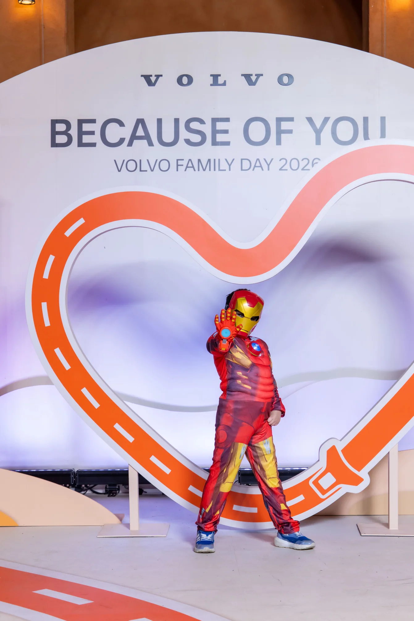 เด็กในชุดไอรอนแมนหน้าฉาก Volvo Because of You