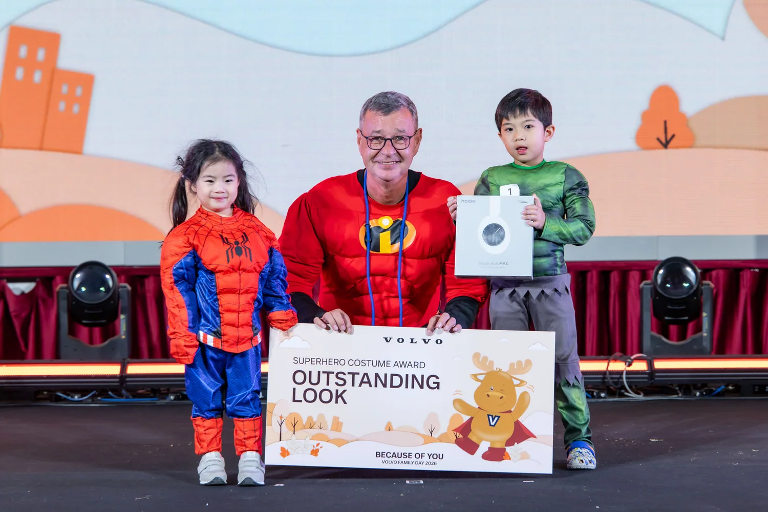 ผู้บริหารวอลโว่และเด็กๆ บนเวทีมอบรางวัล