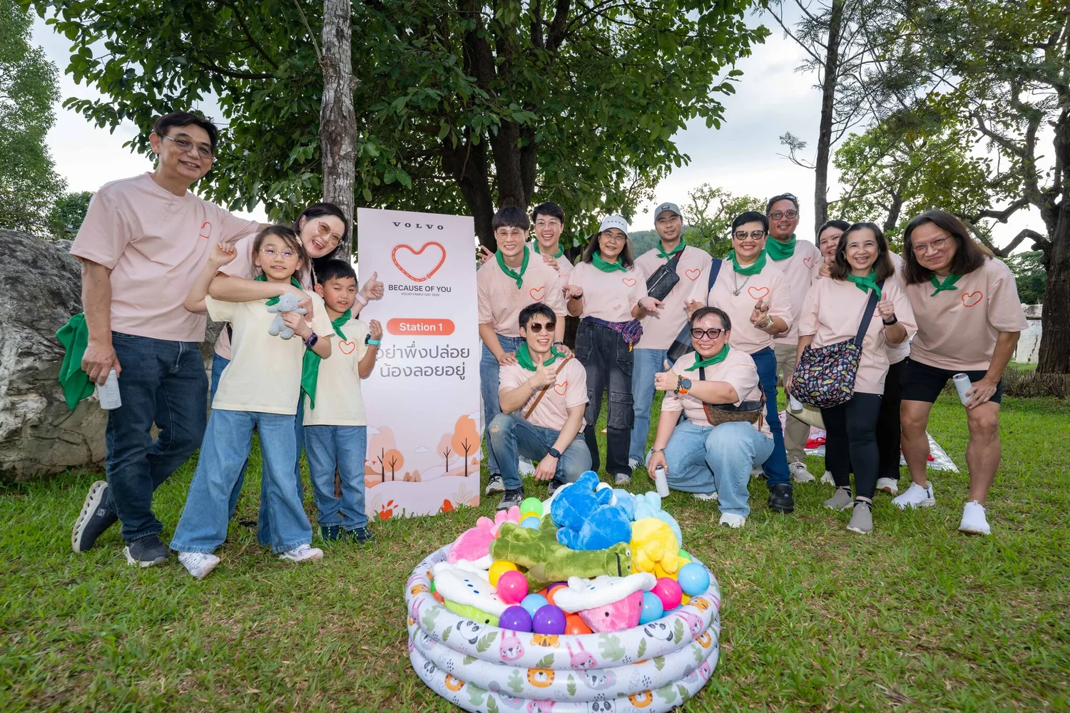 ผู้ร่วมกิจกรรม Volvo Family Day 2026 ถ่ายภาพร่วมกันที่ฐานกิจกรรมกลางแจ้ง