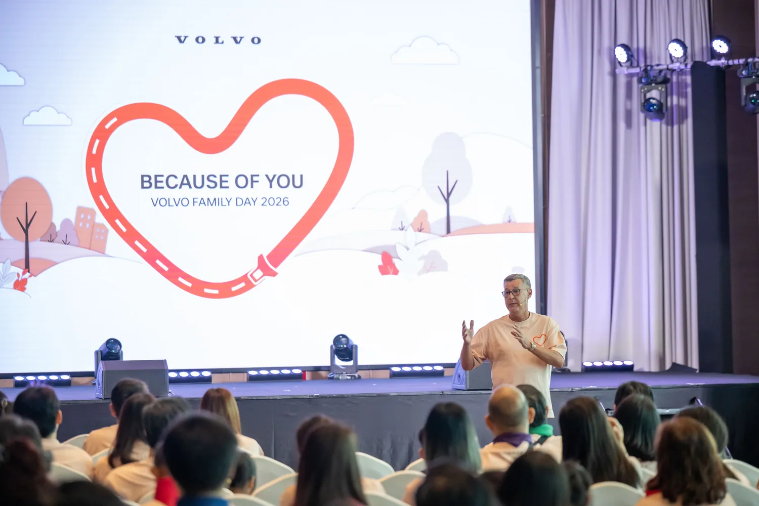 ผู้บริหาร Volvo Car Thailand กล่าวเปิดงานบนเวที