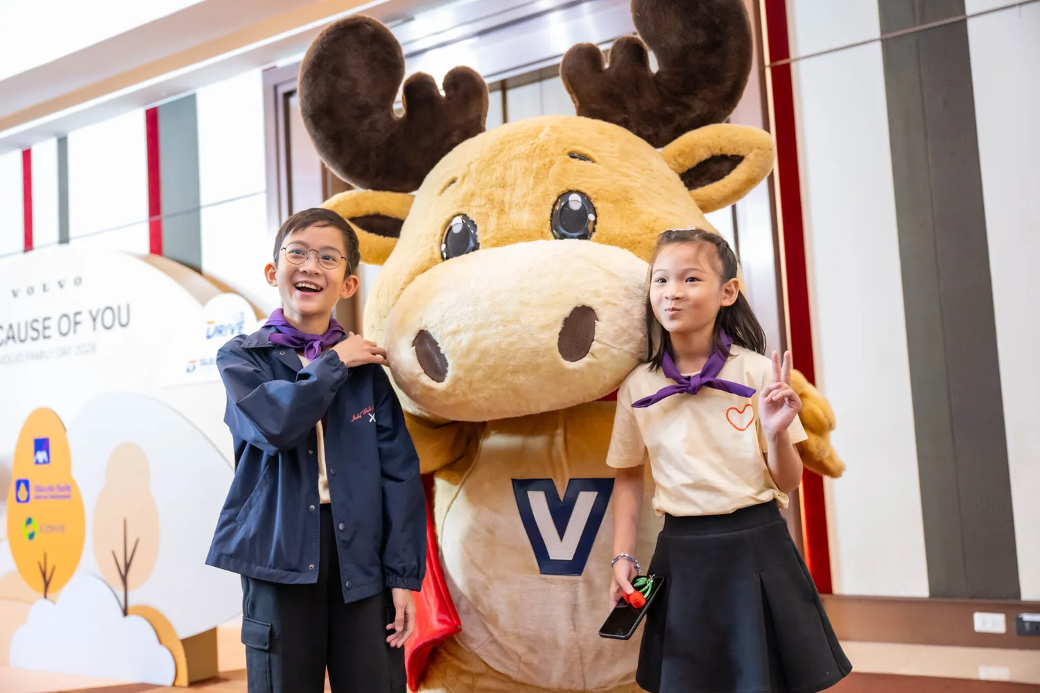 เด็กๆ ถ่ายภาพร่วมกับมาสคอตในงาน Volvo Family Day 2026
