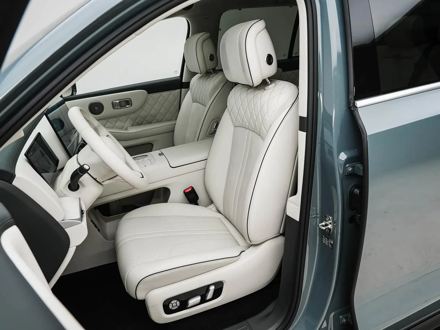 เบาะนั่งแถวหน้าภายใน WEY V8X BEV