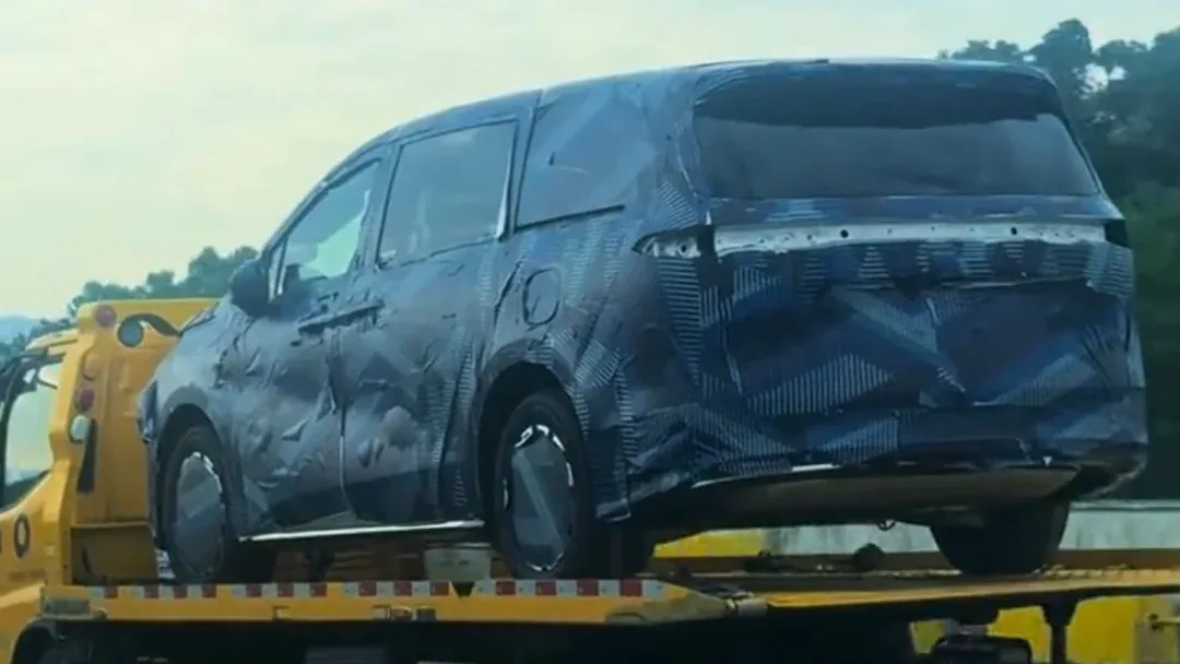 รถ MPV ตระกูล BYD Ocean พรางตัวบนรถสไลด์