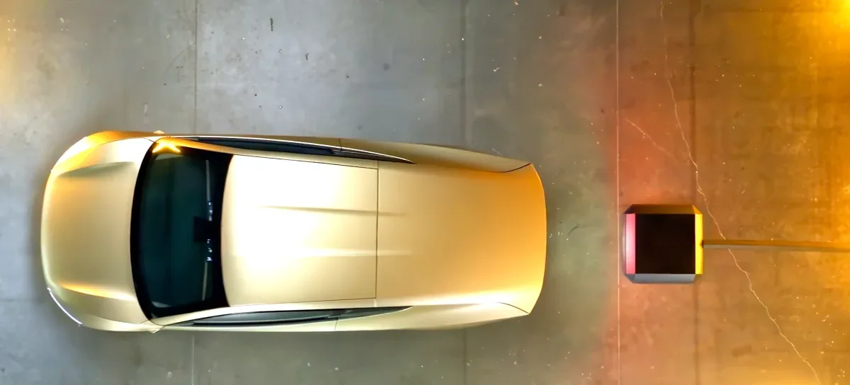 Tesla เตรียมส่งหุ่นยนต์ Optimus เสียบสายชาร์จ Robotaxi ระหว่างรอระบบไร้สายสมบูรณ์แบบ!