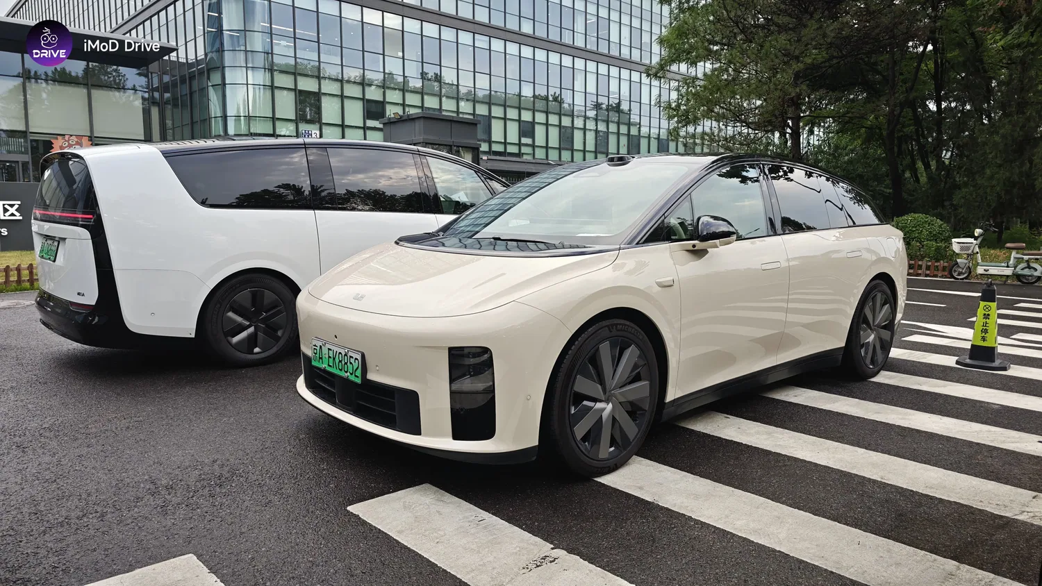 Li Auto i8 สีเบจ จอดเคียงข้าง Li Auto MEGA