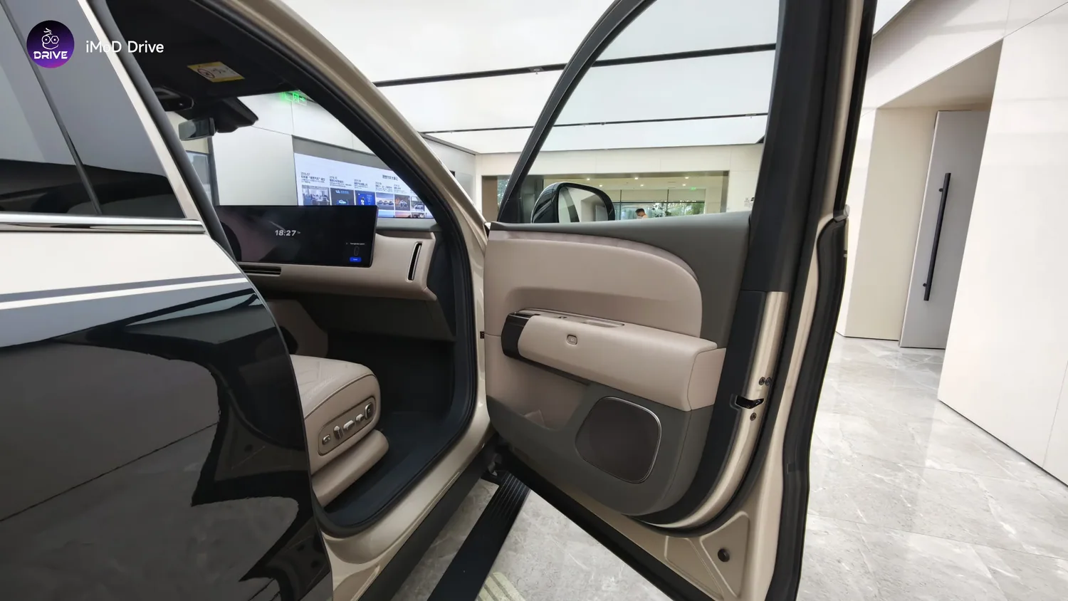 ประตูข้างเปิดออกของ Li Auto L9 Livis