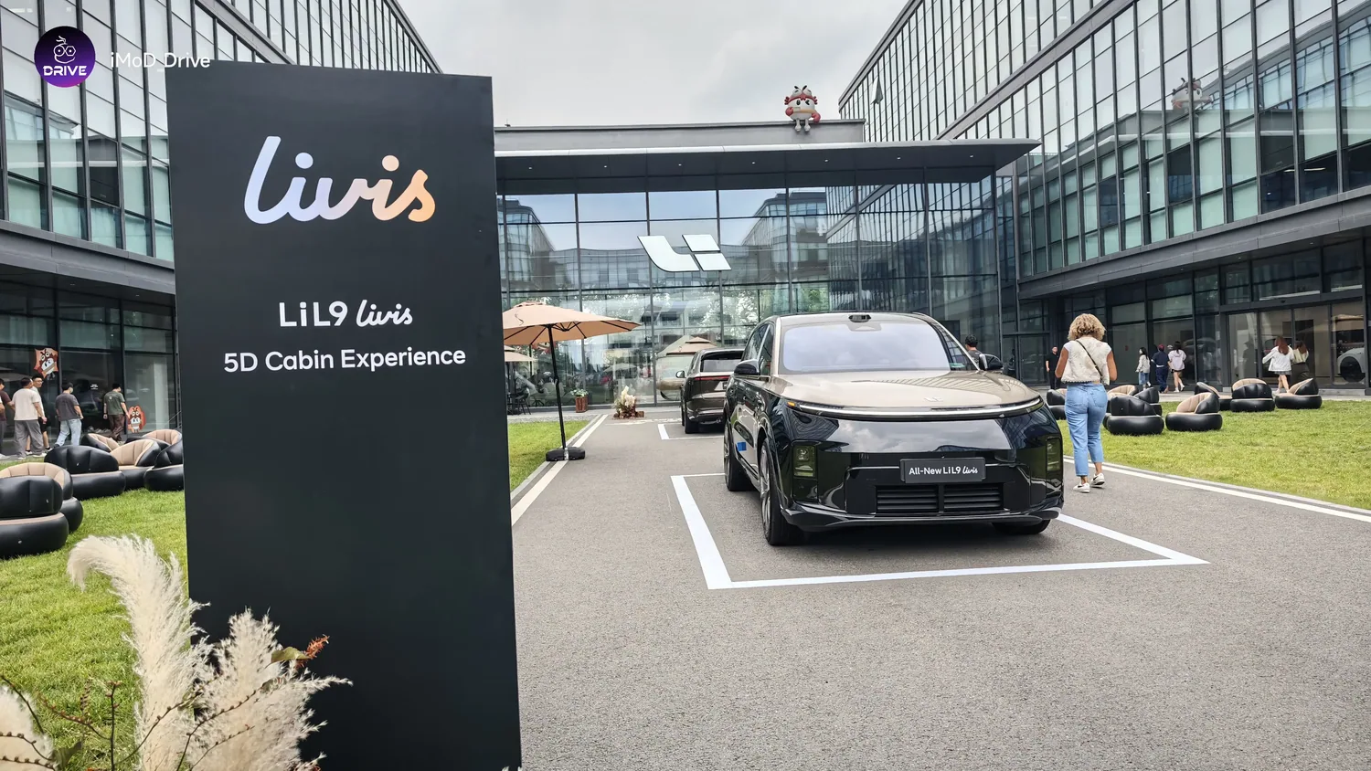 ป้าย Livis หน้าพื้นที่จัดแสดง Li L9 Livis
