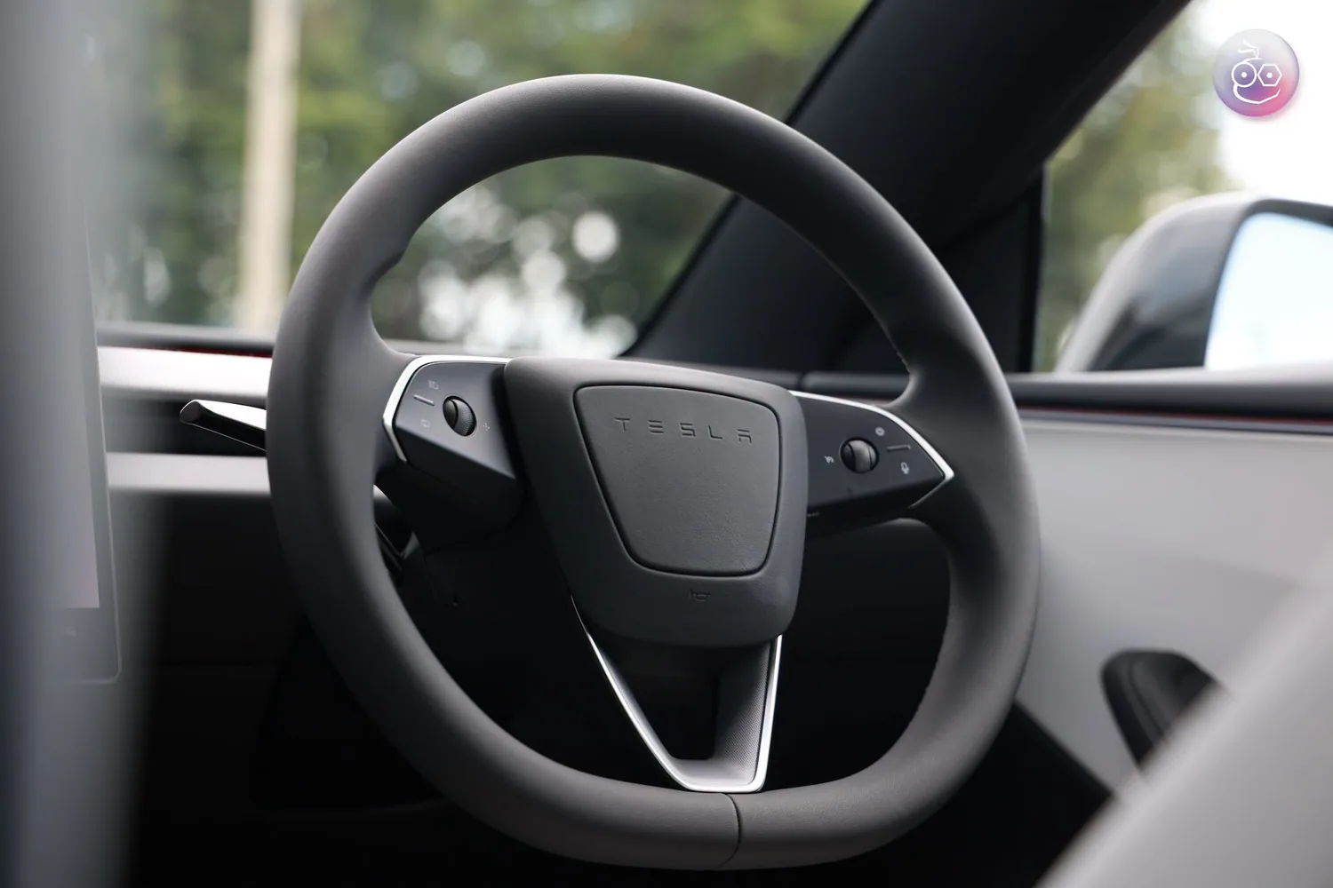 พวงมาลัยและแผงควบคุมภายในรถยนต์ Tesla Model 3