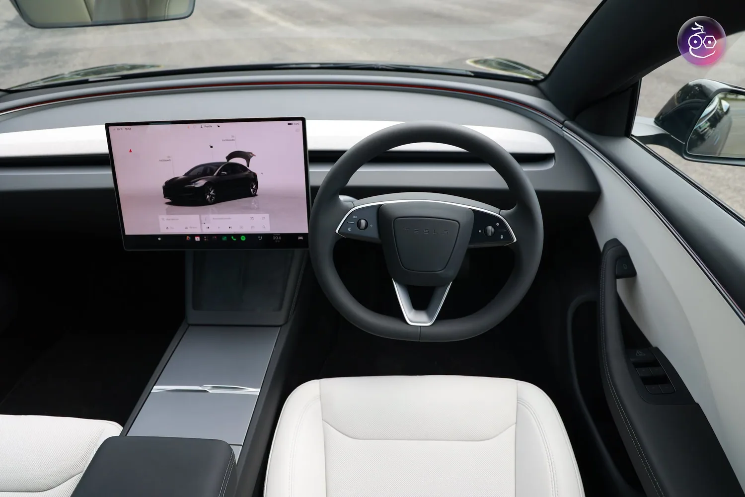 หน้าจอสัมผัสกลางและห้องโดยสารด้านหน้าของ Tesla Model 3