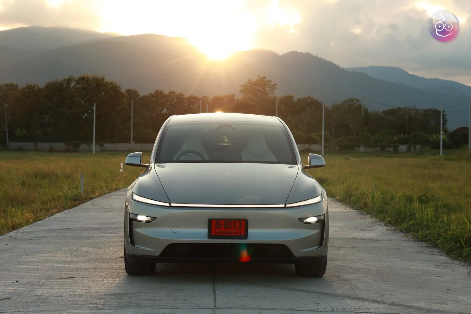ด้านหน้ารถยนต์ไฟฟ้า Tesla Model Y L