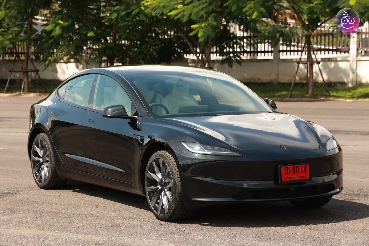 ภายนอกตัวถังรถยนต์ไฟฟ้า Tesla Model 3 สีดำ
