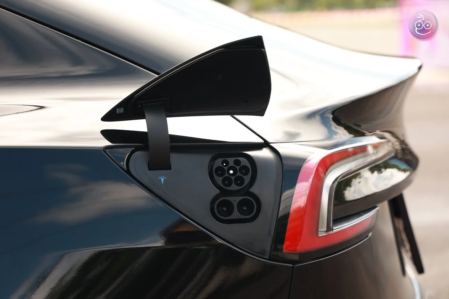 พอร์ตชาร์จไฟท้ายรถ Tesla Model 3 สำหรับเสียบอะแดปเตอร์ V2L