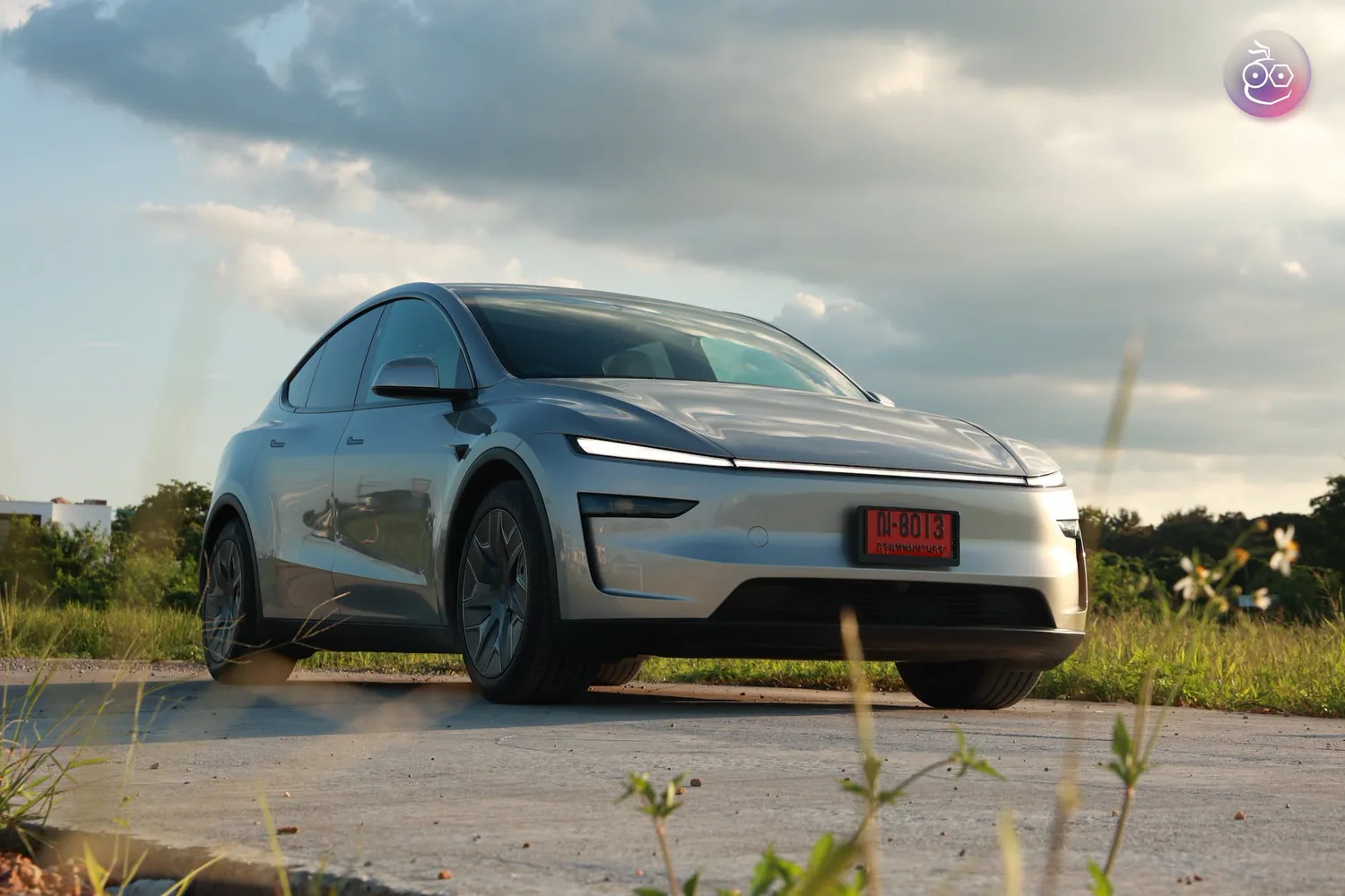 มุมมองด้านหน้าเฉียงของรถยนต์ไฟฟ้า Tesla Model Y L