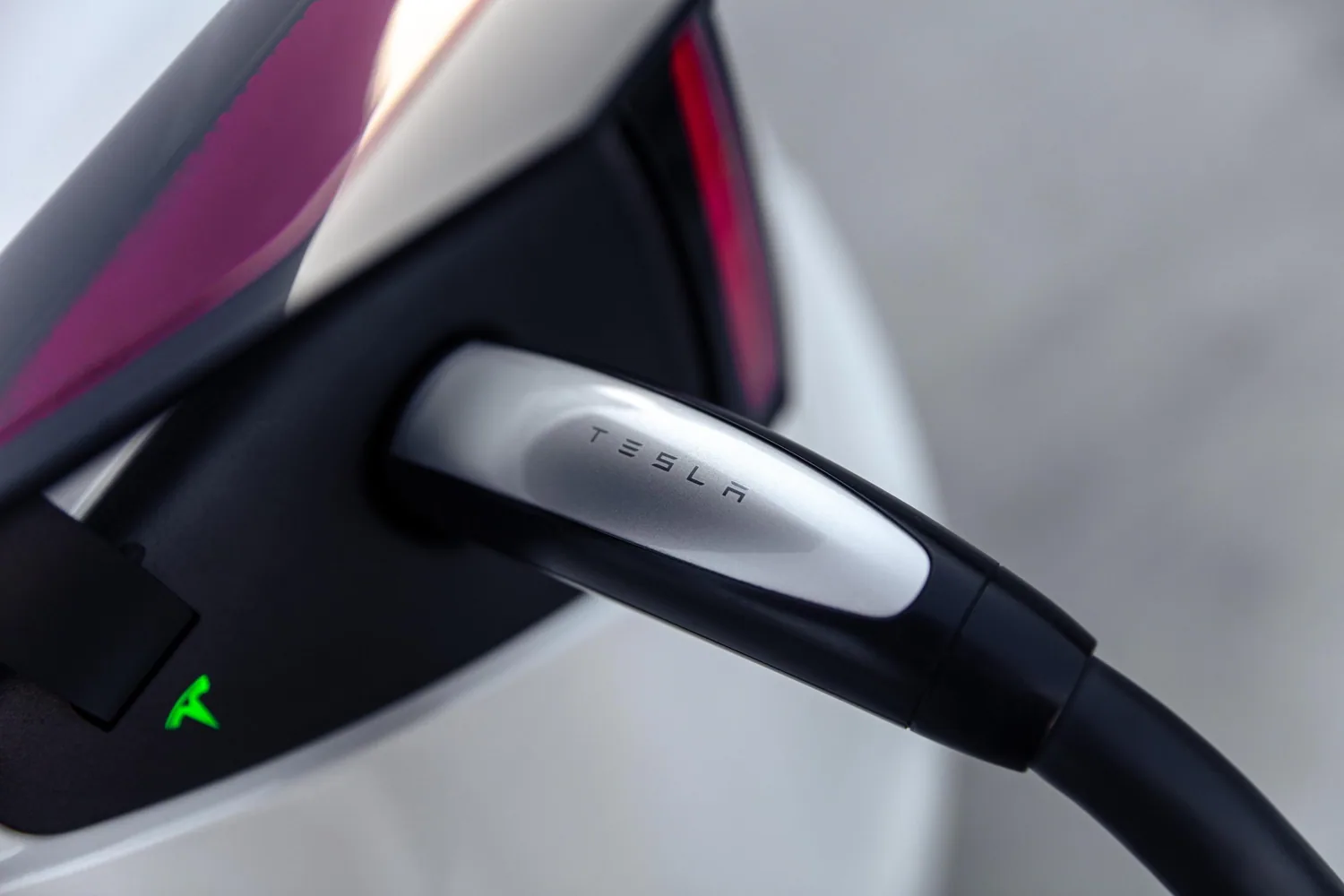 ฟังก์ชัน Emergency Drive Away ของ Tesla ถูกใช้งานจริงครั้งแรก แต่เกิดจากความพลั้งเผลอ เสี่ยงจ่ายค่าซ่อมเฉียด 8.5 แสนบาท!