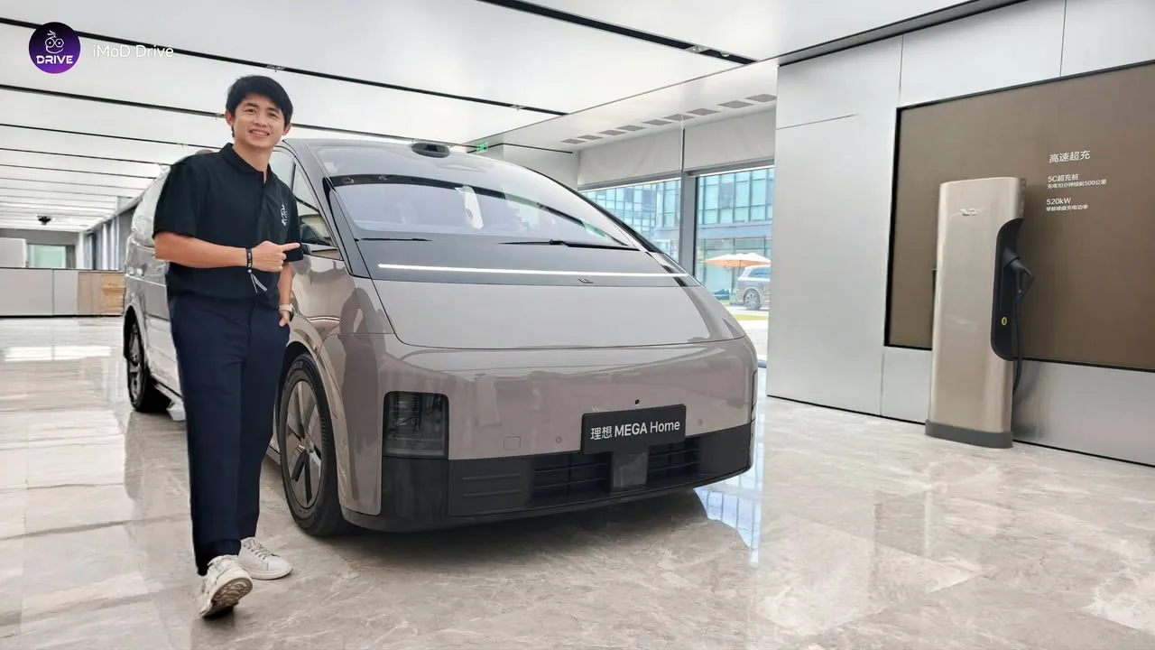 พี่ต้อมยืนข้าง Li MEGA Home ที่ศูนย์ R&D ของ Li Auto