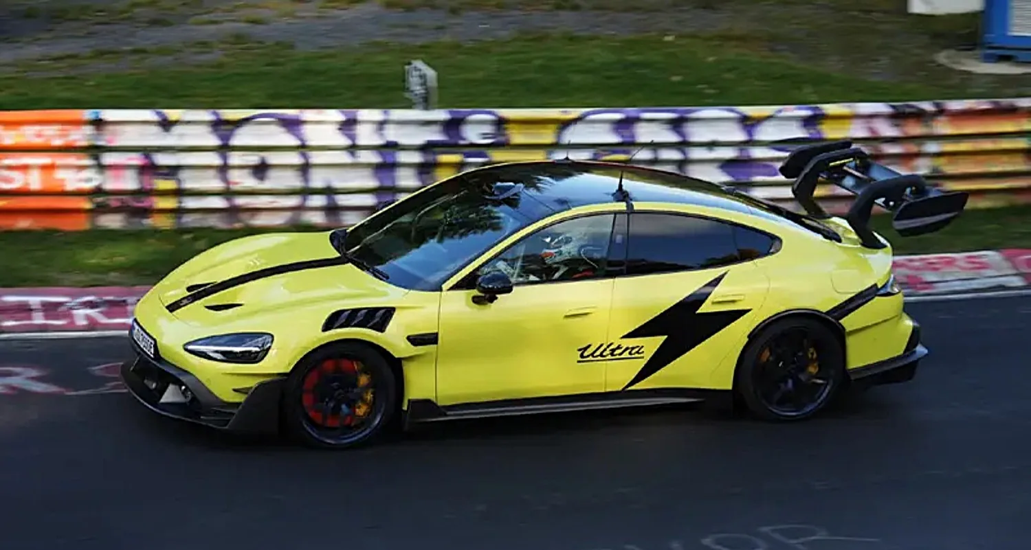 สปายช็อต Xiaomi SU7 Ultra รุ่นปรับปรุงใหม่ ลุยสนาม Nürburgring ติดปีกหลัง Swan-neck ลุ้นท้าชิงสถิติ!