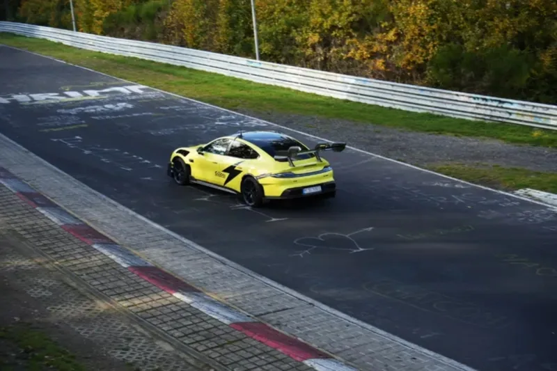สปายช็อต Xiaomi SU7 Ultra รุ่นปรับปรุงใหม่ ลุยสนาม Nürburgring ติดปีกหลัง Swan-neck ลุ้นท้าชิงสถิติ!